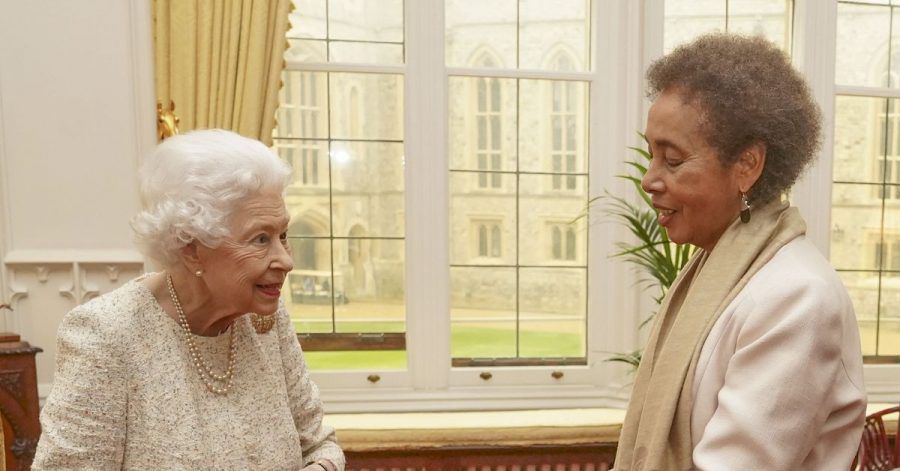 Königin Elisabeth II. überreicht der Schriftstellerin Grace Nichols (r) eine goldene Medaille für Poesie.