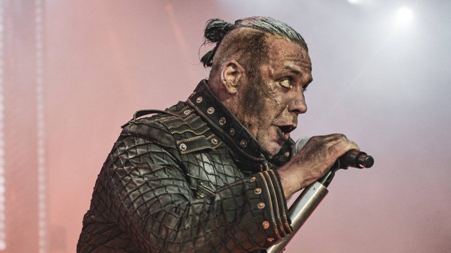 Till Lindemann, hier während eines Auftritts, versteigert ein Bild, um den Menschen in der Ukraine zu helfen. (wue/spot)