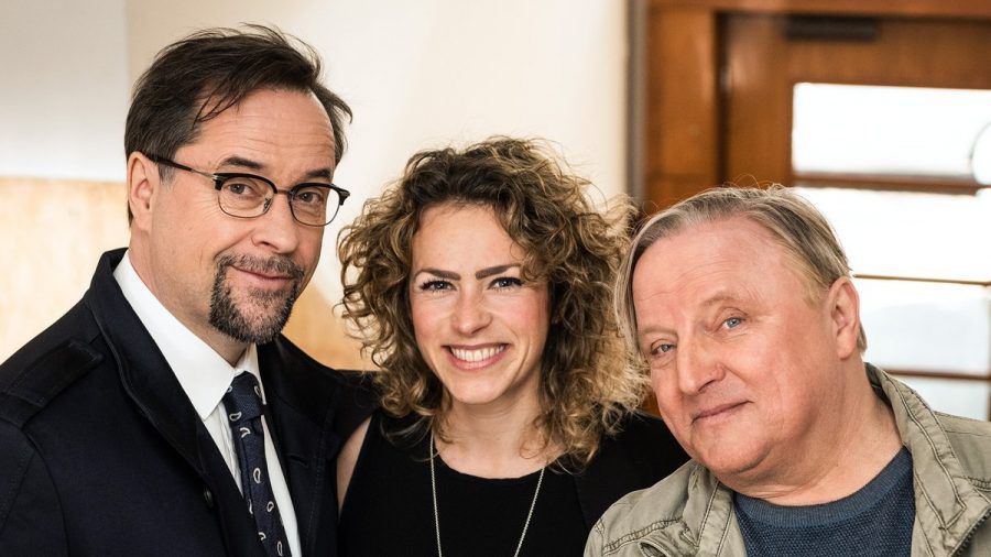 Drehstart für den neuen "Tatort" aus Münster, "Recht, wem Recht gebührt". V.l.n.r.: Jan Josef Liefers (Rolle Prof. Karl Friedrich Boerne), Janis Rebecca Rattenni (Regie), Axel Prahl (Rolle Frank Thiel). (hub/spot)