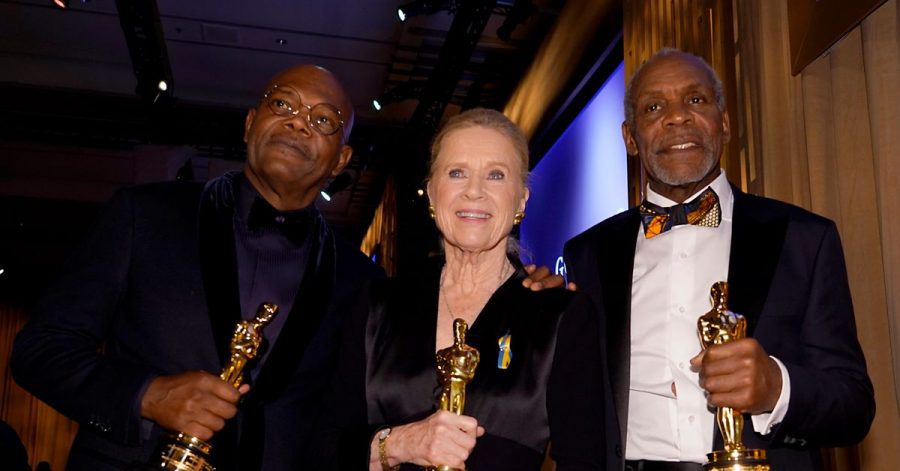 Die Ehrenpreisträger Samuel L. Jackson (l) und Liv Ullmann (M) und der Empfänger des Jean Hersholt Humanitarian Award, Danny Glover.