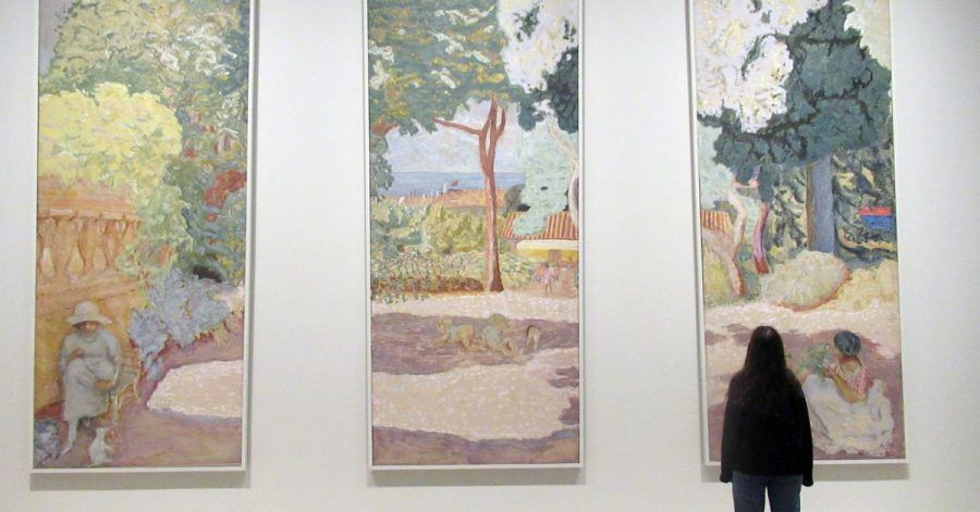 Eine Besucherin steht in der Fondation Louis Vuitton vor dem Werk «Das Mittelmeer» von Pierre Bonnard, das zur legendären «Morosow»-Sammlung gehört.