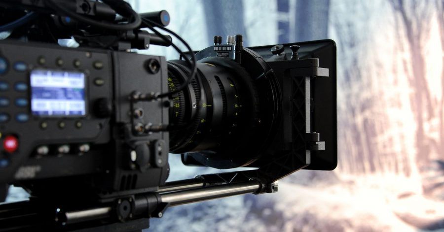 Eine digitale Filmkamera steht in einem Studio. (Archivbild)