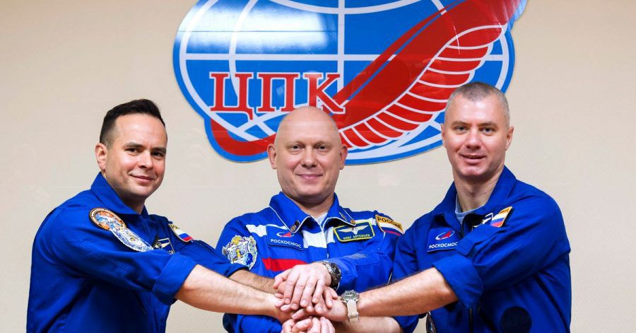 Die russischen Kosmonauten, Kommandant Oleg Artemjew (M) und die Flugingenieure Denis Matwejew (r) und Sergej Korssakow posieren für die Presse.