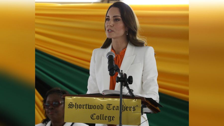 Herzogin Kate während ihrer Rede im Shortwood Teacher's College in Jamaika. (stk/spot)