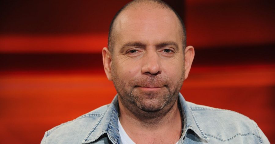Der als Ikke Hüftgold bekannte Schlagersänger Matthias Distel hilft an der polnisch-ukrainischen Grenze.