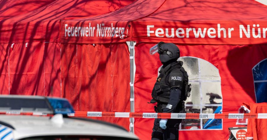Ein Mitarbeiter der TSG München (Technische Sondergruppe), ein sogenannter «Entschärfer», steht vor der Bank.