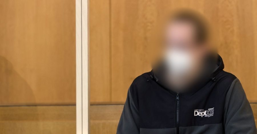 Der Angeklagte im Amtsgericht Aschaffenburg. Der 29-Jährige steht wegen fahrlässiger Tötung vor Gericht.