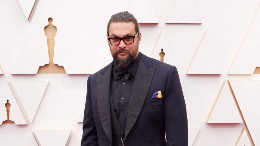 Jason Momoa auf dem roten Teppich bei der 94. Oscarverleihung. Der Schauspieler trug ein Einstecktuch in den Farben der ukrainischen Flagge. (wue/spot)