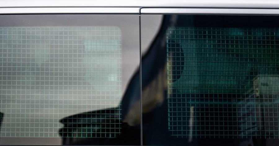 Justizvollzugsbeamte fahren den verurteilten Ex-Krankenpfleger Niels Högel (l) zum Prozess in die Weser-Ems-Hallen.