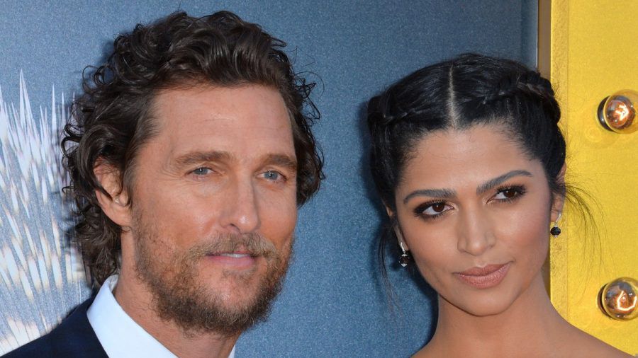 Matthew McConaugheys Ehefrau, Camila Alves, brachte ihre Kinder zum gesunden Essen. (jes/spot)