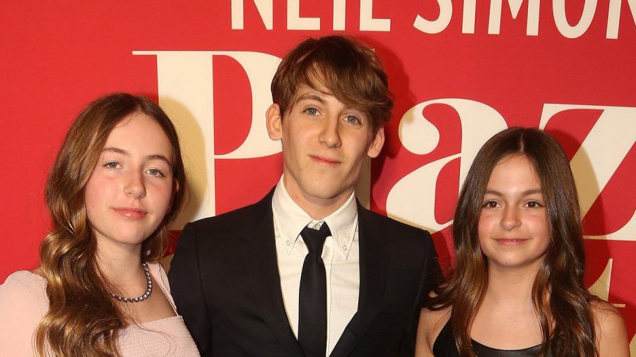 James Broderick und seine Zwillingsschwestern Marion (l.) und Tabitha auf dem roten Teppich in New York City. (ili/spot)