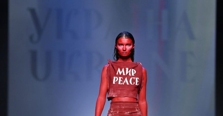 Designer Jean Gritsfeldt aus Kiew schickte seine Models unter anderem in diesem blutig-roten Outfit über den Laufsteg.