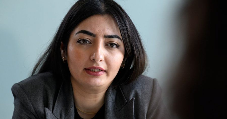 Reem Alabali-Radovan (SPD), Staatsministerin und Beauftragte der Bundesregierung für Migration, Flüchtlinge und Integration, beim dpa-Interview im Bundeskanzleramt.