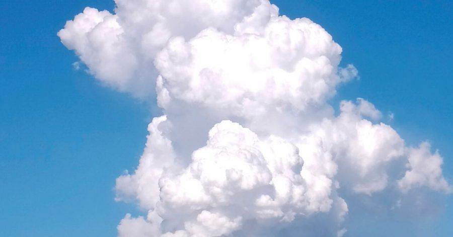 Ein kleiner philippinischer Vulkan in einem landschaftlich reizvollen See in der Nähe der Hauptstadt spuckte am Samstag bei einer kurzen Explosion eine weiße Dampf- und Aschewolke in den Himmel.