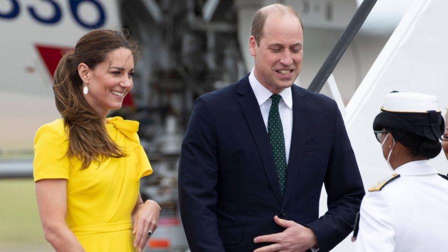 Bei ihrer Ankunft in Jamaika tragen Herzogin Kate und Prinz William die Landesfarben. (ncz/spot)