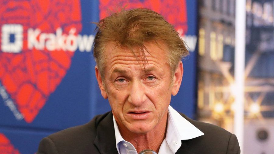 Sean Penn, hier auf einer Pressekonferenz in Krakau, befindet sich derzeit in Warschau, um geflüchteten Menschen aus der Ukraine zu helfen. (wue/spot)