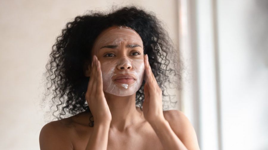Vergrößerte Poren? Die richtige Hautpflege kann helfen. (hk/spot)