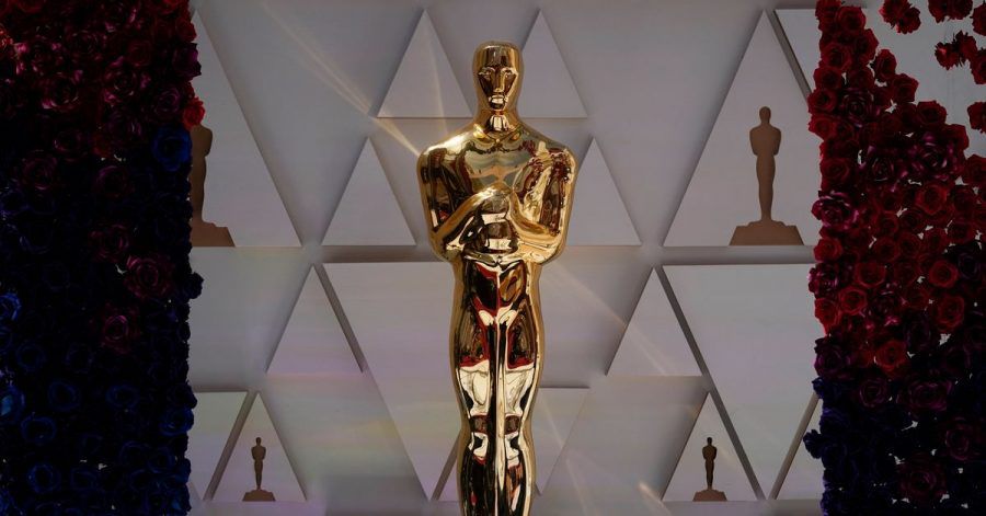 Eine Oscar-Statue funkelt im Sonnenlicht.