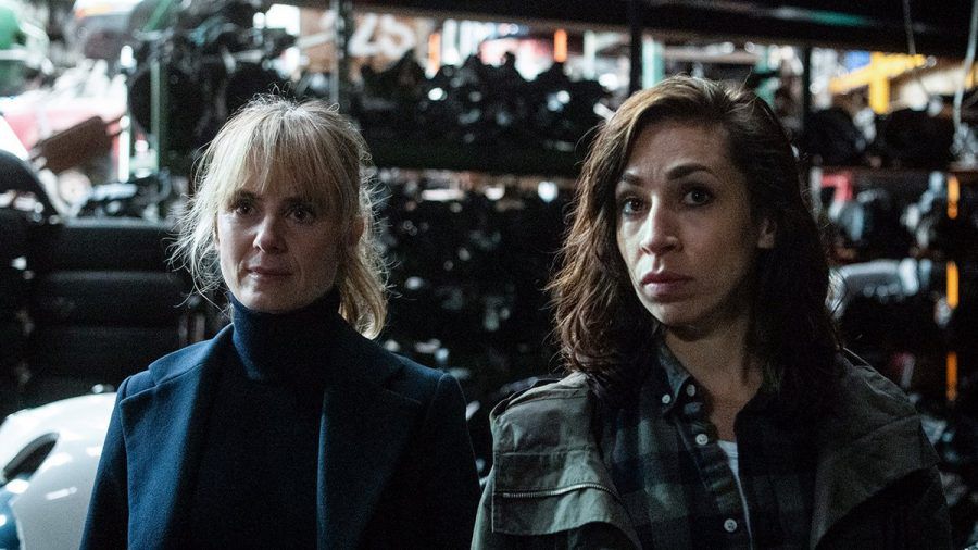 Tessa Ott (Carol Schuler, r.) und Isabelle Grandjean (Anna Pieri Zuercher) müssen im "Tatort: Schattenkinder" einen mysteriösen Mord aufklären. (amw/spot)