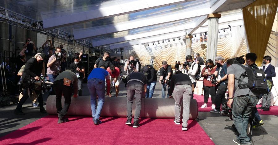 Mitarbeiten helfen beim «Roll Out» entlang zum Eingang des Dolby-Theaters in Hollywood mit.