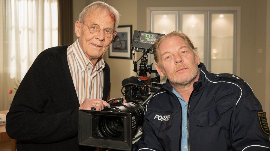 Rolf (l.) und Ben Becker sind in der Serie "In aller Freundschaft" erstmals gemeinsam vor der Kamera zu sehen. (tae/spot)