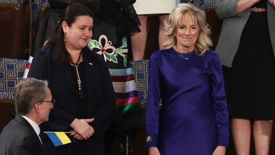First Lady Jill Biden in einem blauen Kleid mit Sonnenblumenstickerei am Ärmel. (ili/spot)