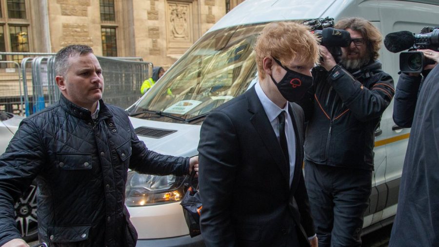 Ed Sheeran auf dem Weg ins Gericht. (ili/spot)