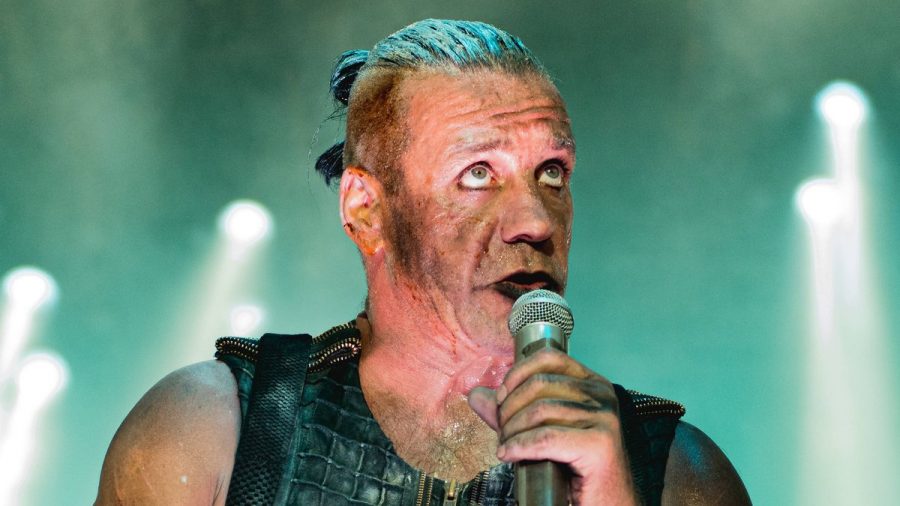 Till Lindemann während eines Auftritts mit Rammstein im Jahr 2017. (wue/spot)