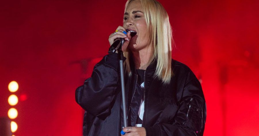 Sarah Connor singt bei der Solidaritätskundgebung "Sound of Peace" am Brandenburger Tor.