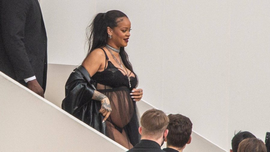 Rihanna in Dessous bei der Paris Fashion Week. (ili/spot)