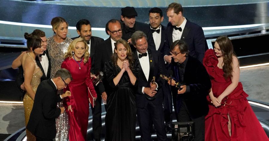 Die Darsteller und die Crew von «Coda» nehmen den Preis für den besten Film entgegen.