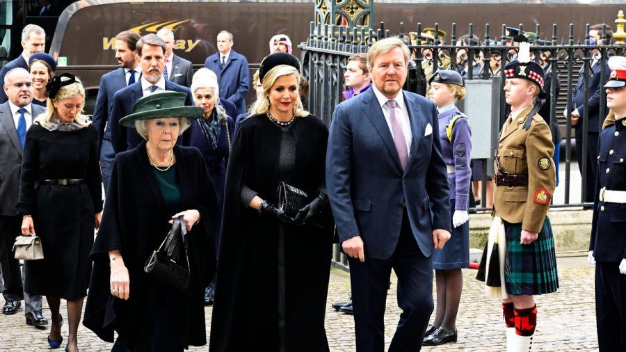 König Willem-Alexander, Máxima (Mitte) und Beatrix vor dem Gedenkgottesdient für Prinz Philip. (hub/spot)