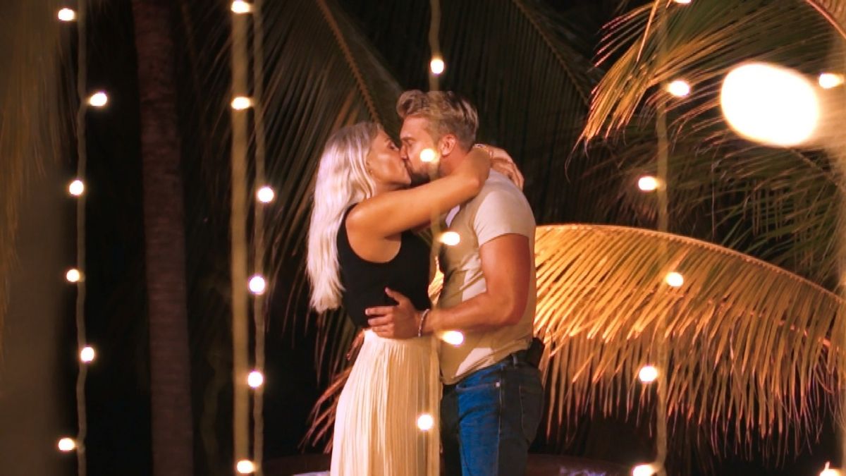 Nele und Dominik küssen sich