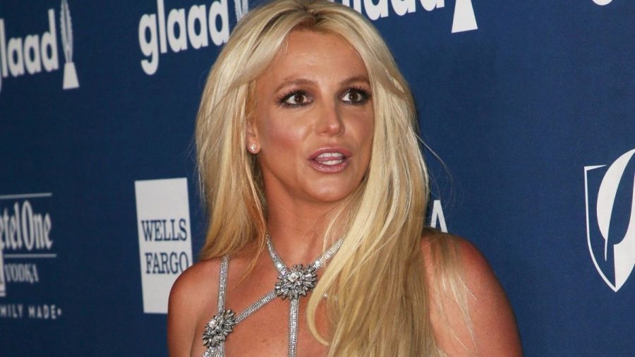 Erschrockene Britney Spears im Glamourkleid auf dem roten Teppich