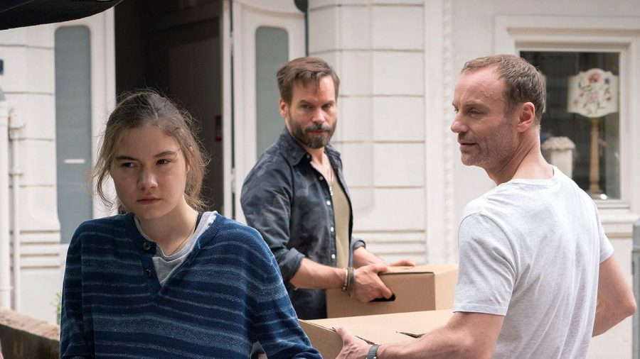 "Eine fremde Tochter": Alma (Hannah Schiller) kann ihrem Vater Oliver (Mark Waschke, r.) die Trennung von der Mutter nicht verzeihen. (cg/spot)