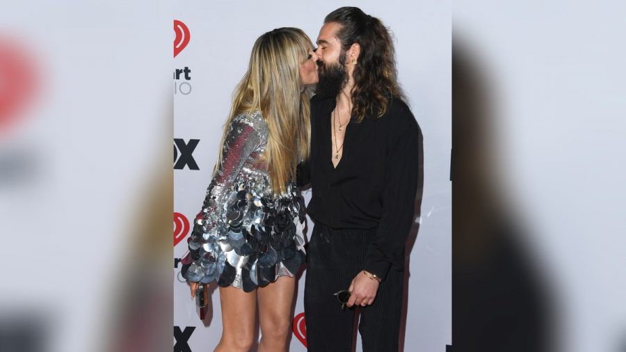 Heidi Klum und Tom Kaulitz zeigten sich bei den iHeartRadio Music Awards schwer verliebt. (ntr/spot)
