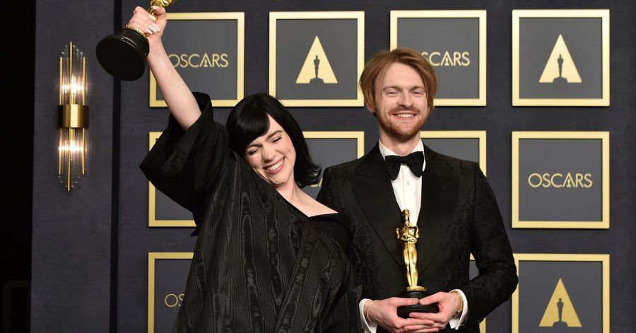 Billie Eilish und Finneas O'Connell freuen sich im Presseraum über den Preis für den besten Originalsong für den Bond-Song "No Time To Die" bei der 94. Verleihung der Academy Awards in Hollywood.