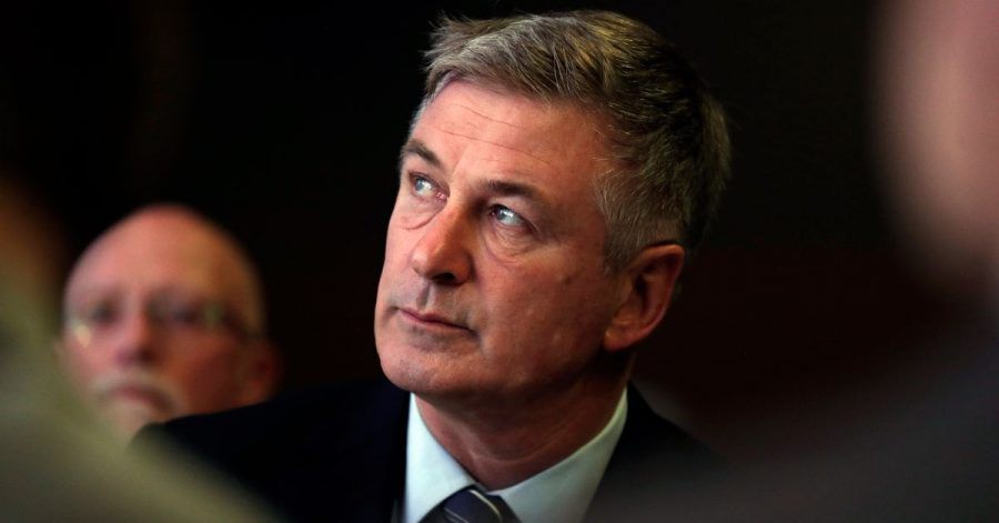 Nach dem Tod von Halyna Hutchins bei einem Filmdreh mit dem Hollywood-Star Alec Baldwin haben die Angehörigen der getöteten Kamerafrau Klage gegen ihn eingereicht.
