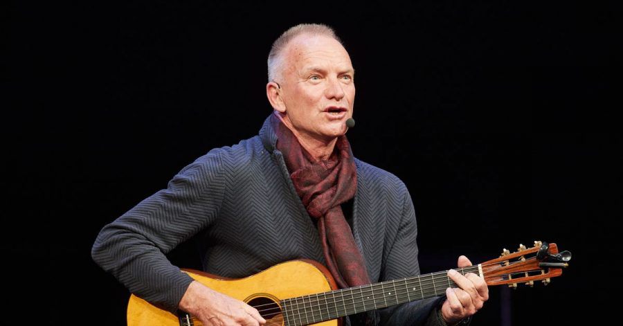 Sting, Musiker aus Großbritannien, sitzt nach der Vorstellung seines Musicals «The last Ship» im Theater Lübeck auf der Bühne.