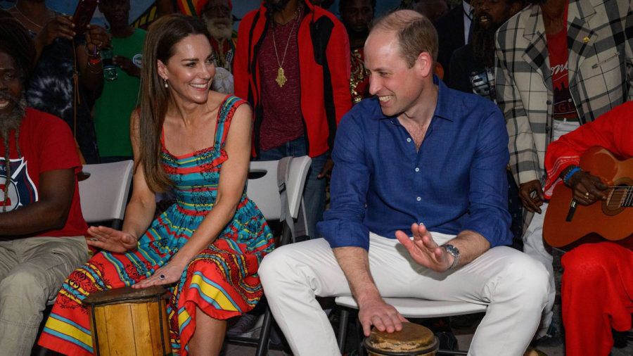 Herzogin Kate und Prinz William beim Trommeln in einem Kulturzentrum in Jamaika. (ncz/spot)