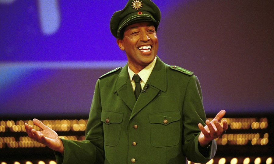 Cherno Jobatey in Polizistenuniform bei „Verstehen Sie Spaß?“