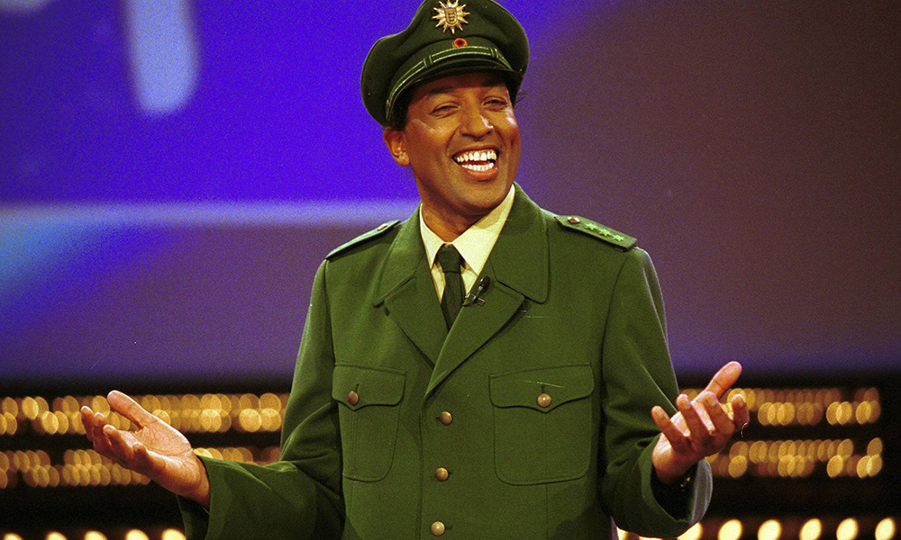 Cherno Jobatey in Polizistenuniform bei „Verstehen Sie Spaß?“