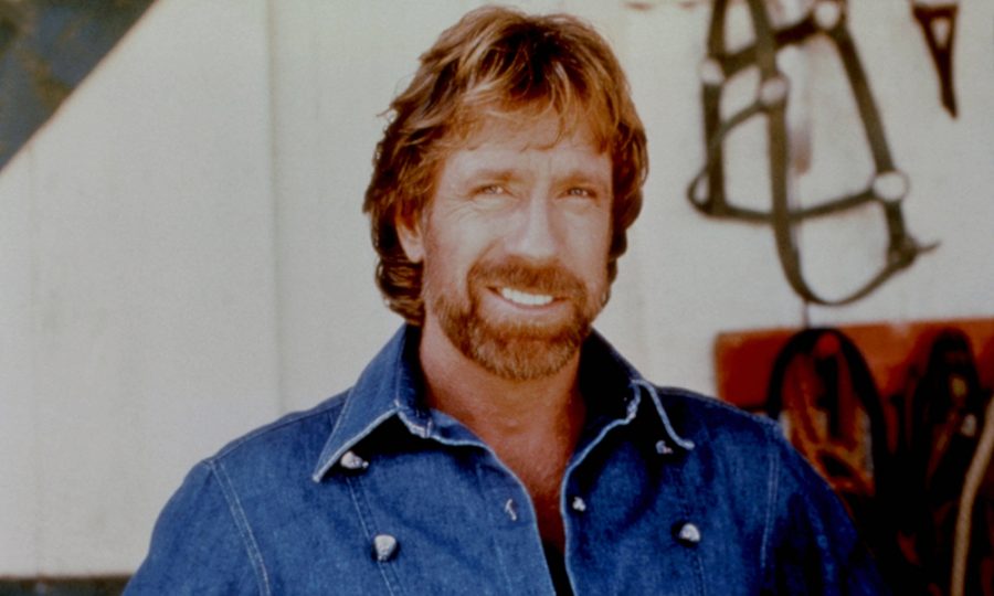 Chuck Norris lächelt