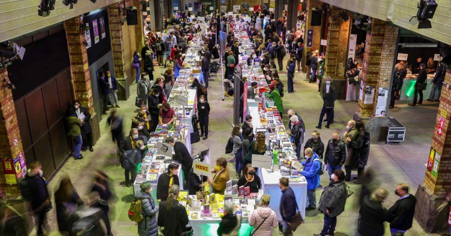 Zahlreiche Gäste besuchen die Buchmesse Pop Up in Leipzig.