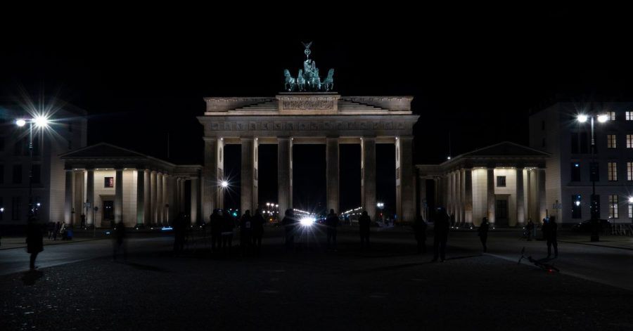 Das Brandenburger Tor liegt während der Earth Hour im Dunkeln.