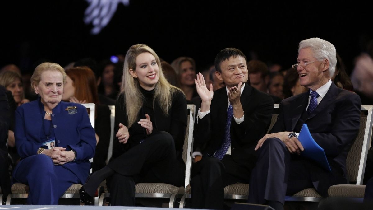 Elizabeth Holmes bei einem Treffen mit hochrangigen Persönlichkeiten, wie Bill Clinton