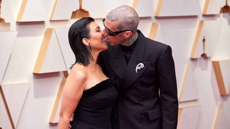 Kourtney Kardashian und Travis Barker knutschen bei den Oscars