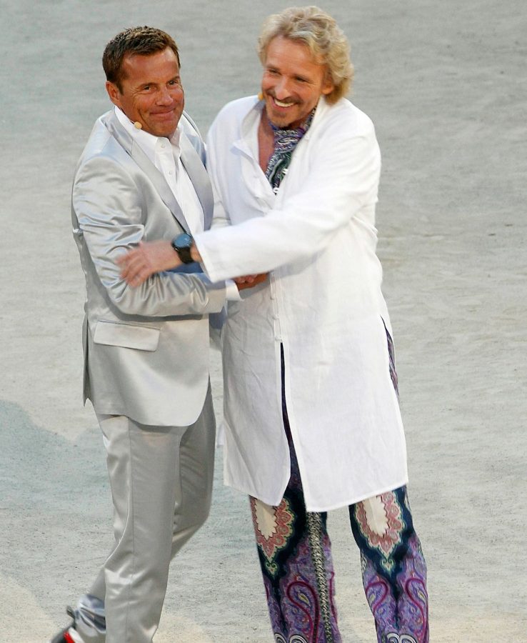 Dieter Bohlen im silbernen Anzug und Thomas Gottschalk mit weißem Kittel umarmen sich freundschaftlich
