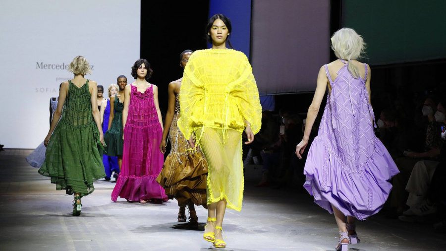 Models auf dem Laufsteg bei der Sofia Ilmonen Opening Show zum Start der Mercedes Benz Fashion Week. (hub/spot)