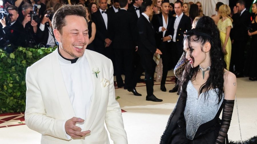 Elon Musk im weißen Smoking und Grimes im Abendkleid